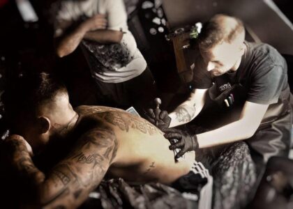 Miguele Tattoo realizando un tatuaje en una espalda en Black&Grey
